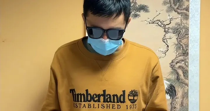 身披旭日旗留学生或被遣返回国，更多精日行为被扒，胡锡进怒骂