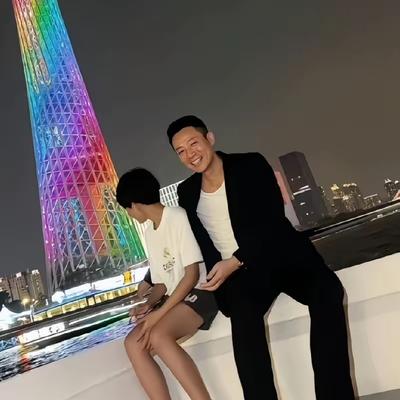 优优时尚穿搭：汪小菲带儿子打卡广州小蛮腰