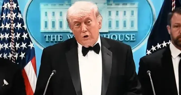 37%支持率！特朗普想靠打伊朗拉票，结果自己先成了孤家寡人