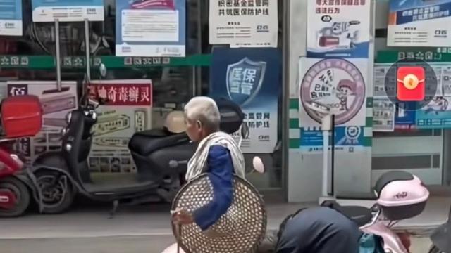 米小麦的捣蛋日常：街头一眼破防，这才是爱