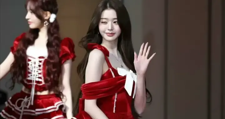 张元英圣诞红裙杀疯了！“人间圣诞精灵”美到词条瘫痪