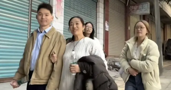 谢浩男爬金城山 帮郑琴背包的疙瘩终于解开 与老谢汇合不公布有原因