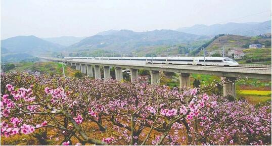 高铁织就花漾路网流动中国绘就美景