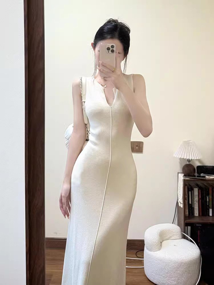 法式气质杏色v领背心针织连衣裙女夏季小个