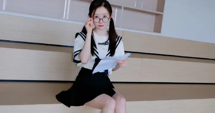 舒畅穿着水手服写真好嫩啊，元气满满的少女