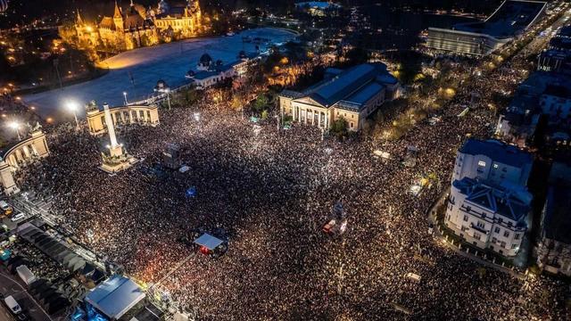 自由的湖泊：布达佩斯英雄广场直接被人潮填