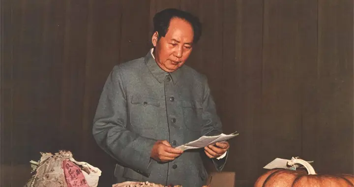 1949年，毛主席准备宴请起义将军，审核名单时：别忘了我的小同学