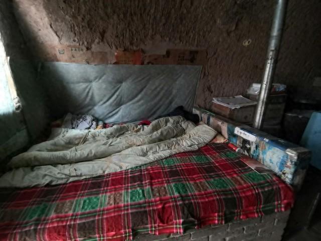 87年父亲给邻村寡妇免费盖房，30年后父亲卧床不起，她带女儿上门