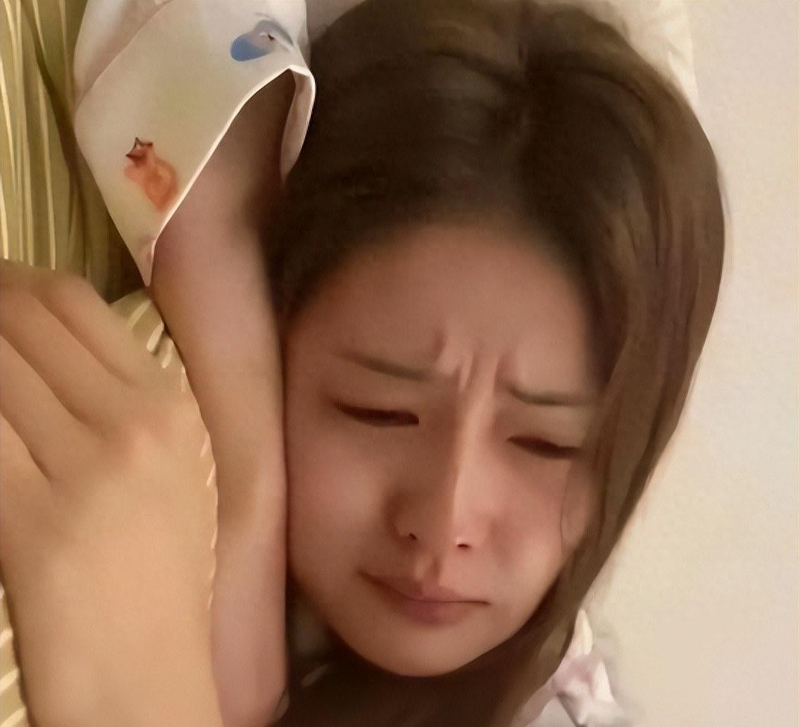 白鹿刚解约就出丑！一句话暴露真实文化水平，网友：难怪全网叫她“文盲”，真不冤