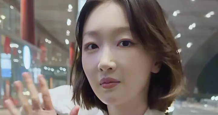 33岁周冬雨白色牛仔套装出战巴黎 甜美似少女 被粉丝赞美后屈膝感谢