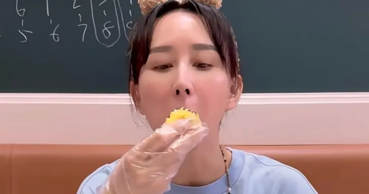 胡静在马来西亚的果园大丰收，满园榴莲树管饱，最大树龄40年