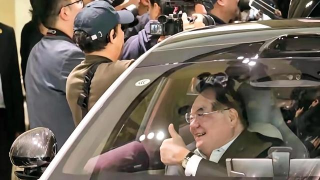 观时闲评：今天(4月12日)，跟随郑丽文