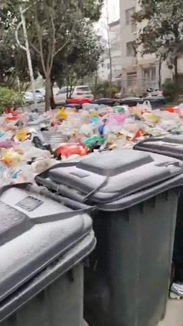 垃圾堆放21天没钱清运，还欠近5万元清运费没付；小区物业：收不上费，物...