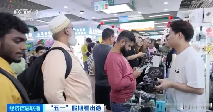 老外拖空箱来中国扫货，退税暴涨9倍，便宜了谁？