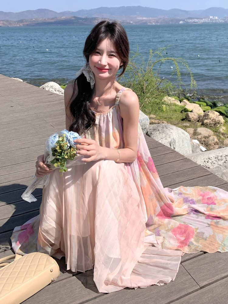 「粉雾碎花裙🌊海边氛围感绝了」