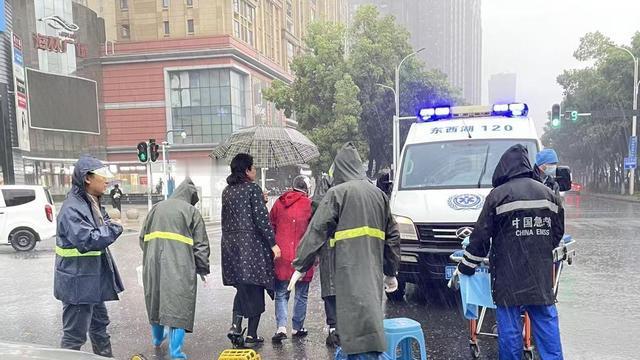 长老阅读屋：雨中遇祸无人助？武汉城管队员