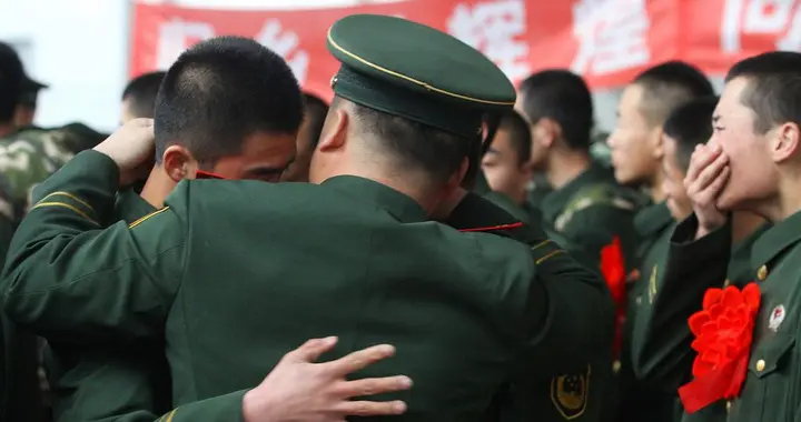 小伙入伍无人相送，战友母亲送来饺子，陌生人的温暖为何如此感动