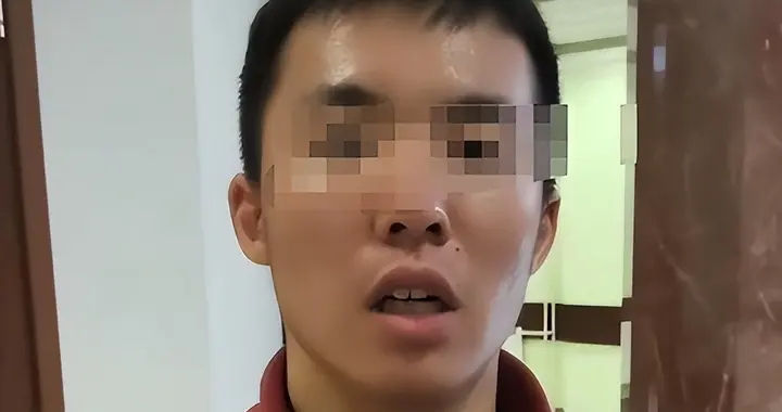 何其讽刺！留俄学生陈宇昕摘口罩致歉，网友：他怕被开除才低头！