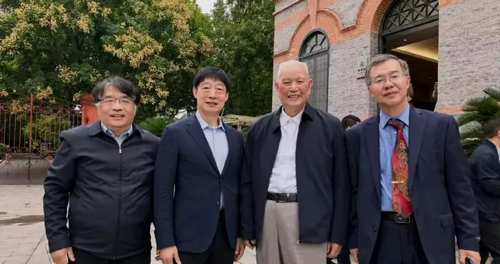 南开大学历史学院教授侯杰陪同黎昌晋扫墓