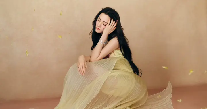 娜然：轻灵绽放于微光，缦纱轻舞。