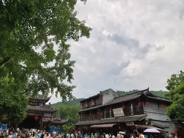 成都街子古镇，依山傍水建民居。明清古建筑群典范，避暑好去处。