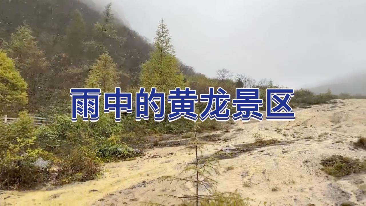 山巅之上，云雾缭绕。