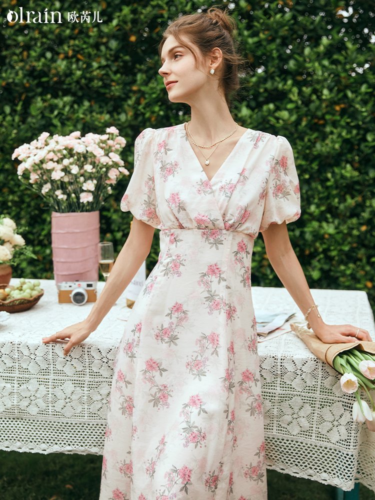 法式复古V领碎花粉色泡泡袖收腰茶歇连衣裙