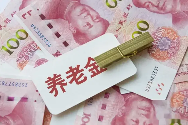 中央定调！2025年养老金迎来双增长，退休新规实施，还有个好消息