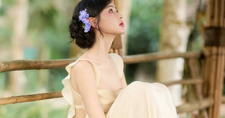 张天爱最新浅黄吊带抹胸连衣裙，丛林中的小仙女