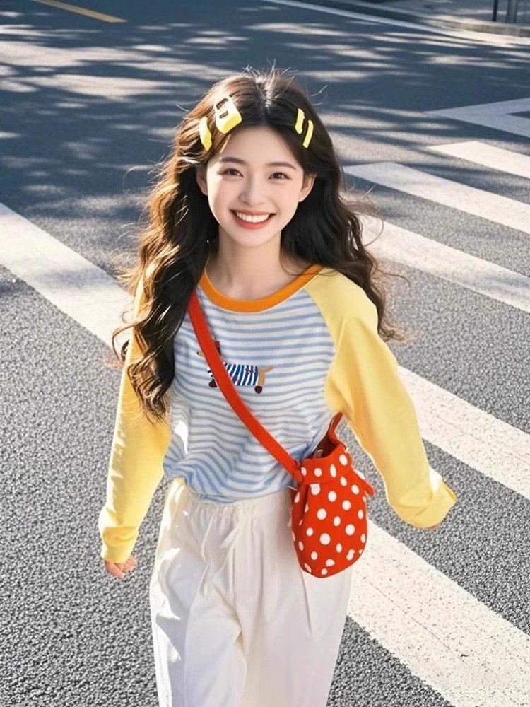 韩系多巴胺穿搭蓝条拼黄卡通T恤女春季20