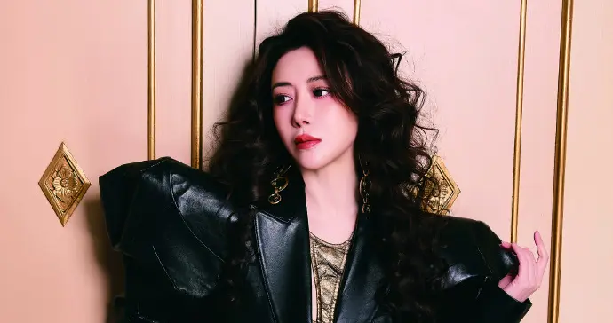 陈紫函今日份封面写真，美成妈咪级别了，这谁能不爱