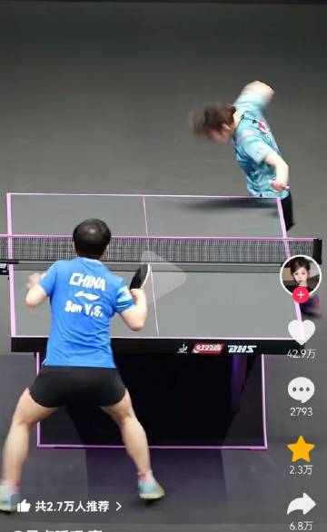 笑死，连下沉市场都发现大藤沙月这种“用头发球”不对劲儿了。  当时比赛...