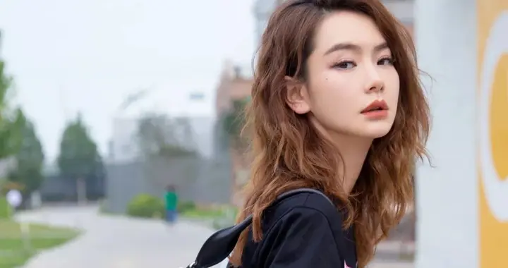 去了香港我才发现：没人背双肩包、斜挎包，满大街都是这3种款式