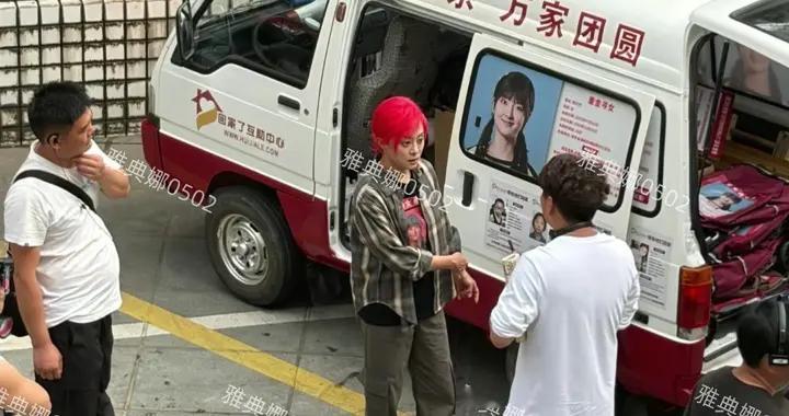 孙俪新剧红发造型不仅显脸色差黑眼圈也更明显，冯绍峰本人很年轻