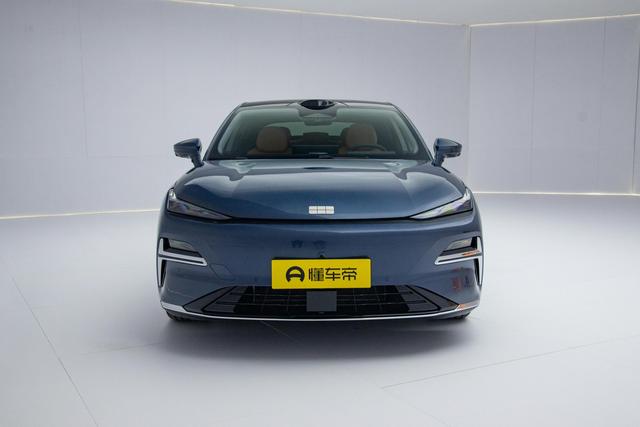 吉利牌“帕拉梅拉”，车长5米，配无框车门+23个音响，续航1600km