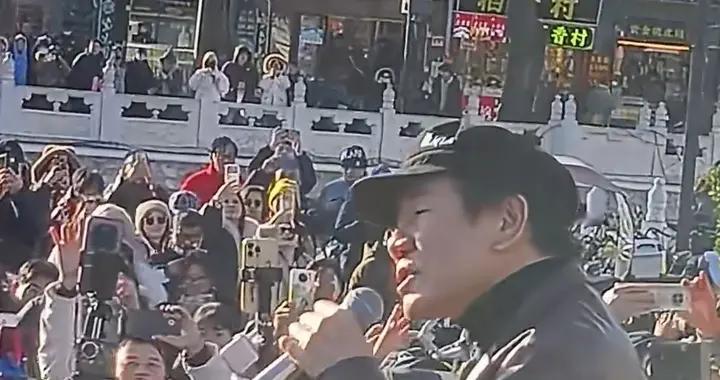 惊了！台湾歌手赵传北京公园免费开唱，这是明星下凡街头了？