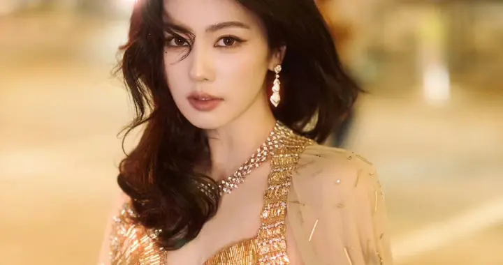 白鹿鎏金抹胸礼裙，女王就是金色的