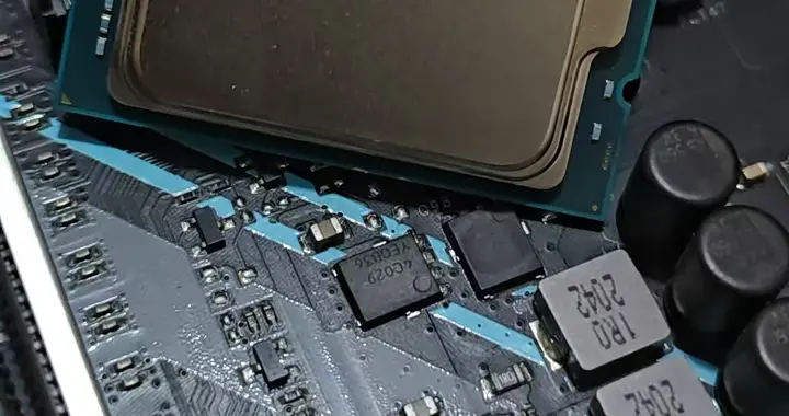 200元11代E3处理器单核700分PKI5-12400，鲁大师60万...
