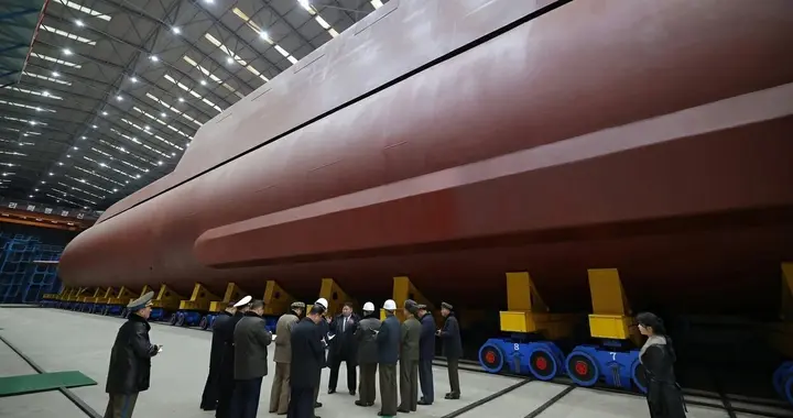 送给美国圣诞节的礼物，朝鲜8700吨战略导弹核潜艇亮相