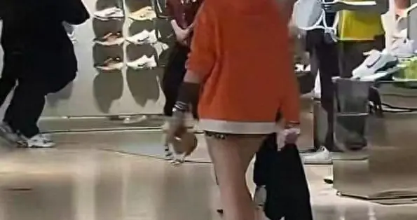 北京荟聚耐克店女子脱衣后续：475元没退成，人出名了，原因被扒