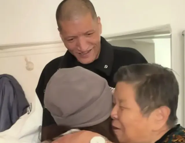 50岁巴特尔携子女回老家 鄂尔多斯 看望母亲，俩女儿靓丽，儿子帅气