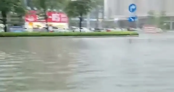 宁愿港北一张床,不选港南一套房?网友:下雨天逛一圈体育中心才懂