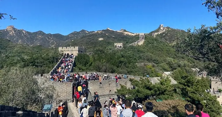 今年国庆超8亿人出游，传统消费逻辑发生变化，下沉市场逆势爆发
