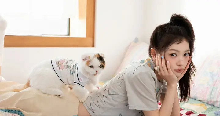 ILLIT携《MAMIHLAPINATAPAI》萌力回归 五成员化身治愈系动物