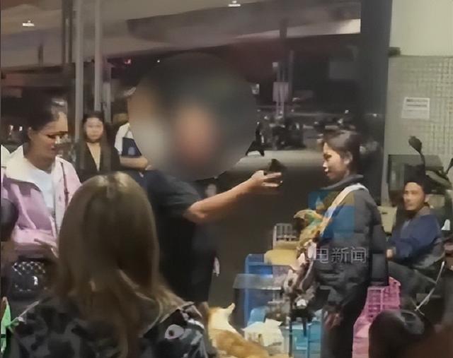 男子买狗后退款遭拒，当场暴力摔死狗，目击者发声：最残忍的人