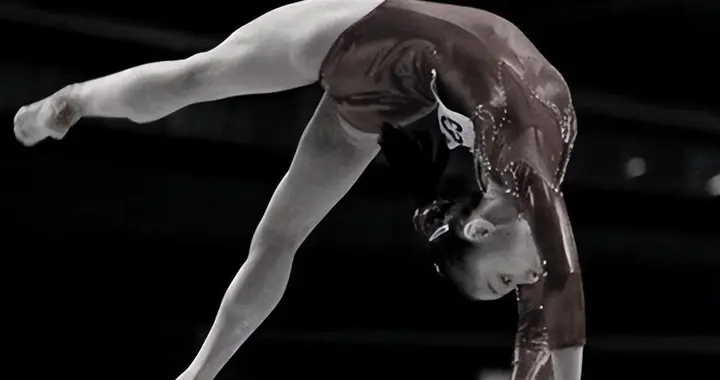 体操冠军吴冰成为好莱坞首位中国女制片人，装病携44亿元逃向美国