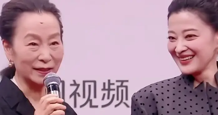 这晚奚美娟手足无措，呆坐原位，陆毅主动伸出援手，王宝强打招呼