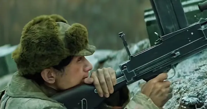 抗美援朝神操作！他用轻机枪打下美军战机，彭老总看后：纪律要改