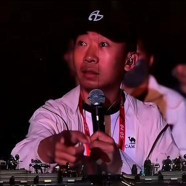 清猗：周杰伦对点歌的杨迪摆手说没准备。