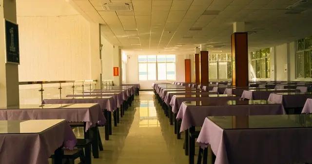 食堂蒸了十年馒头，他升迁饯行宴上，我在最后一道菜里放一本账本